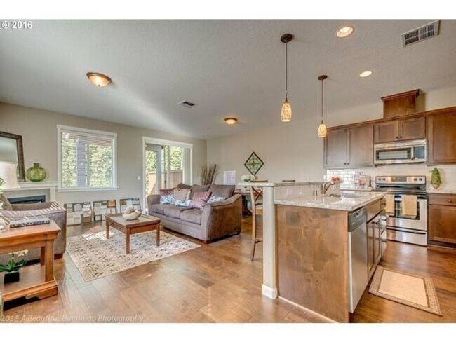 Building Photo - Beautiful  Home Great Location
