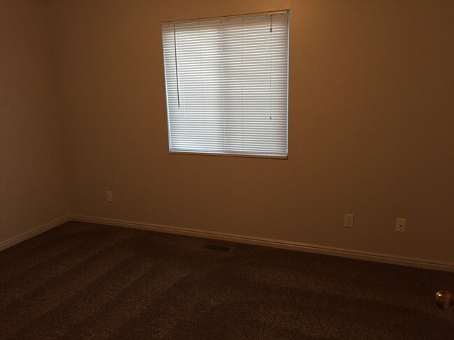 Building Photo - 156 W 1190 N