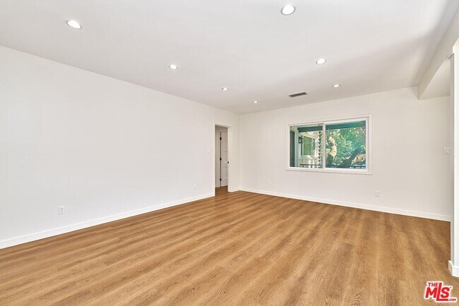 Building Photo - 6443 Columbus Ave