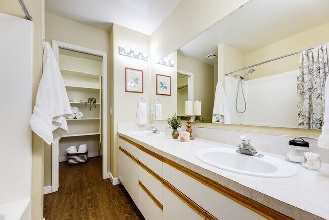 Building Photo - 3 Bed 2.5 Bath Townhome in Prime Boise Location!