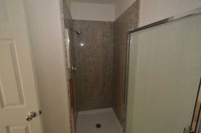 Building Photo - A Spacious and Stylish 2 Bed / 2 Ba Condo Gated Community