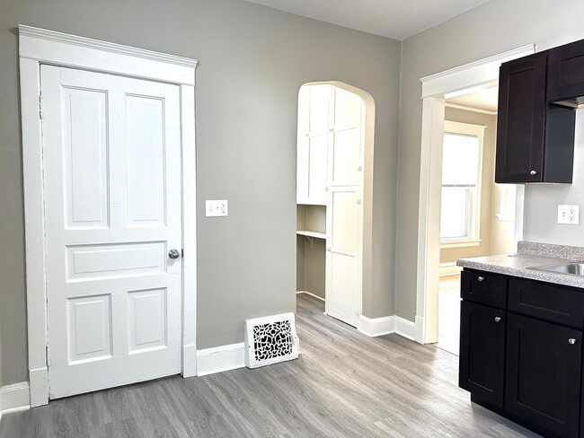 Building Photo - AVAILABLE JUNE - Beautifully Renovated 4 Bed 1 Bath in East Hillside