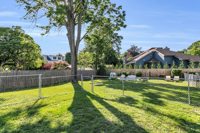 Building Photo - 157 Rumson Rd