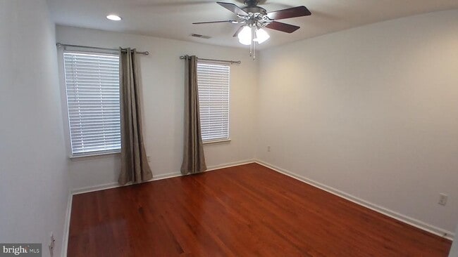 Building Photo - 2900 Lomond Pl