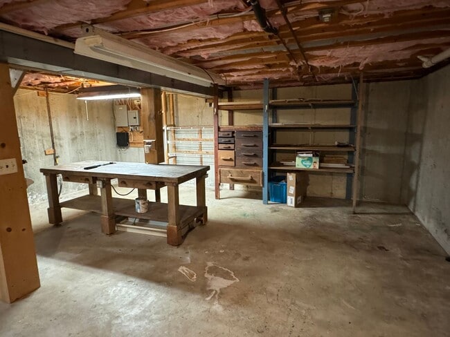 Building Photo - Private Home | 3 Bedroom 2 Bathroom | Huge...