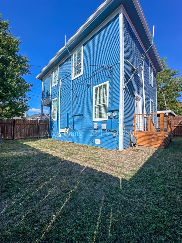 Building Photo - 802 Montana St