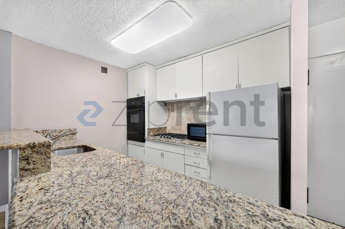 Building Photo - Unit 1717
