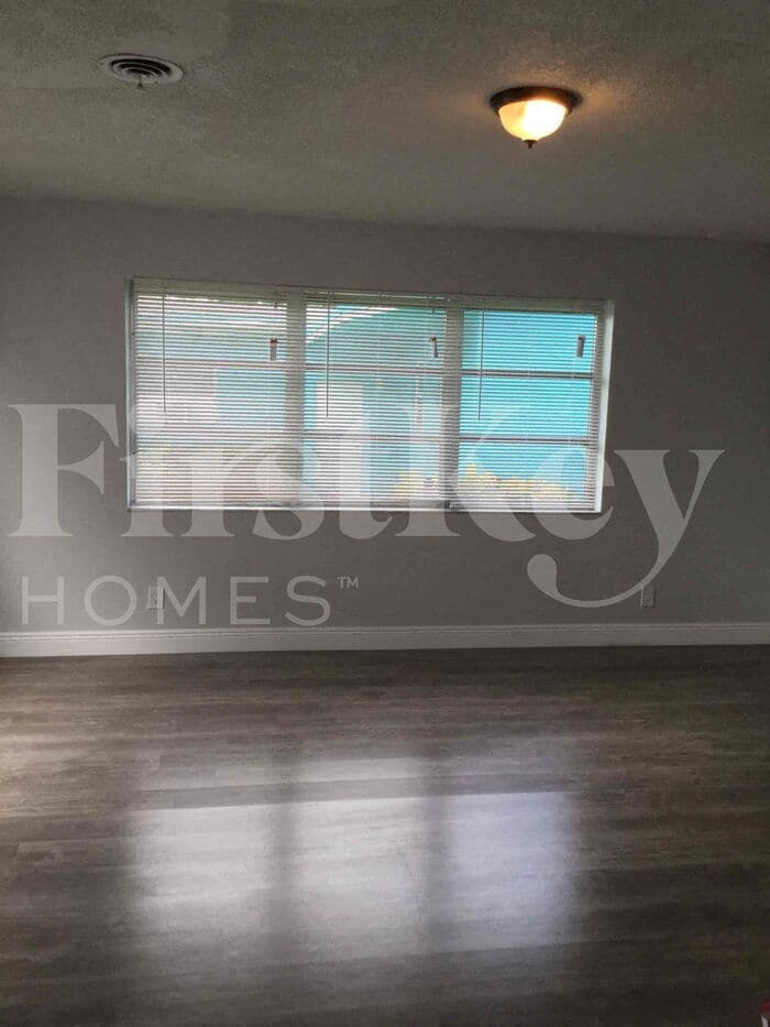 Building Photo - 1571 NW 7th Ave