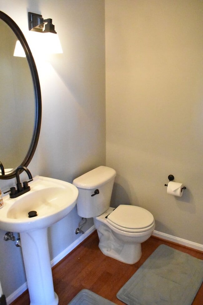 Building Photo - North Stafford End Unit Townhome !!