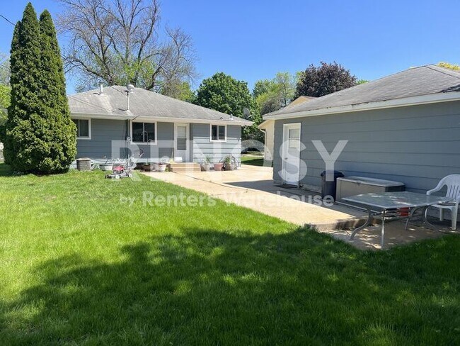 Building Photo - Available July 1st - 2 bed 2 bath, Single Family Home in Richfield!