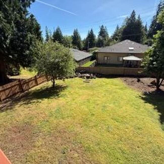 Building Photo - Beautiful home in highly desirable Bellevue neighborhood.