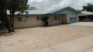 Building Photo - 4/2 Home with a backyard!