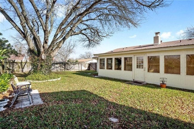 Building Photo - 813 Guadalupe St