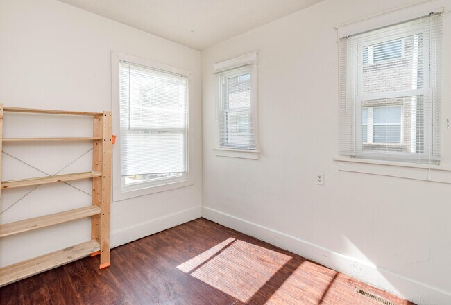 Building Photo - 213 Waugh St