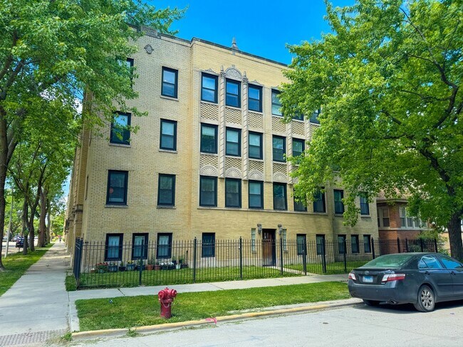 Building Photo - 6100 N Talman Ave