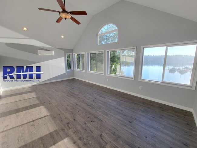 Building Photo - Waterfront Living in the Heart of Bremerton!!