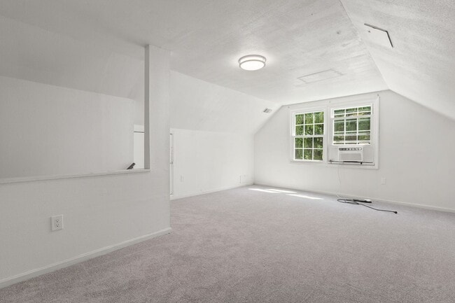 Building Photo - 5 Bed 3 Bath - Rockville Colonial - Update...