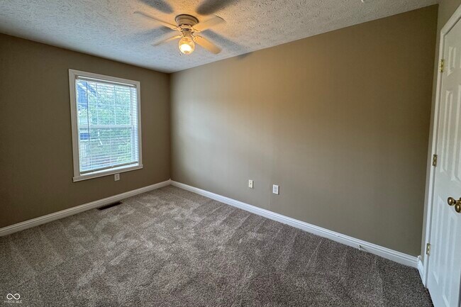Building Photo - 1475 Autumn Oak St
