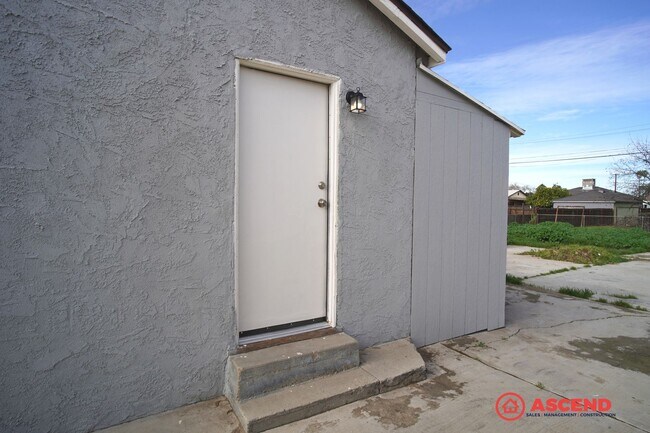 Building Photo - Adorable 4 Bedroom Bungalow!