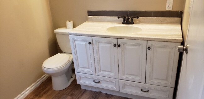 Building Photo - 1304 W Walnut Ave