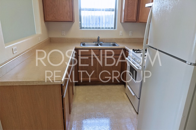 Building Photo - Charming 2-bedrooms, 2-baths home nestled ...
