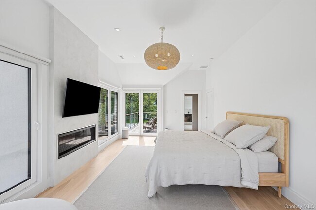 Building Photo - 28 Canoe Place Rd