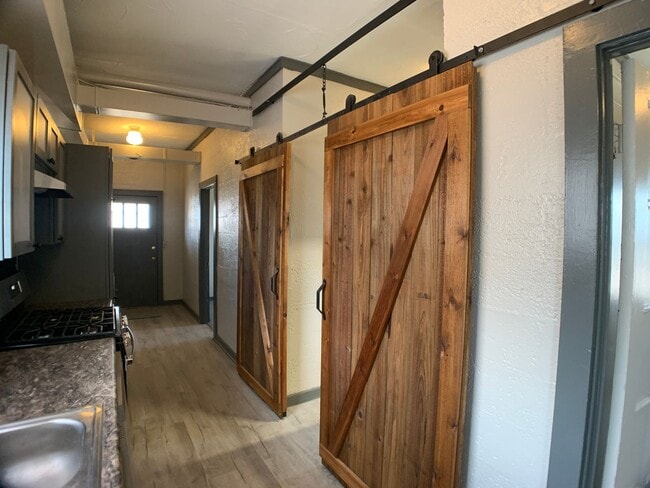 Building Photo - Trendy 2 Bedroom, Downtown Moore
