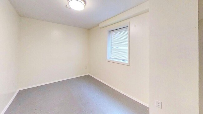 Building Photo - Large Home with Spiral Staircase in York Neighborhood!