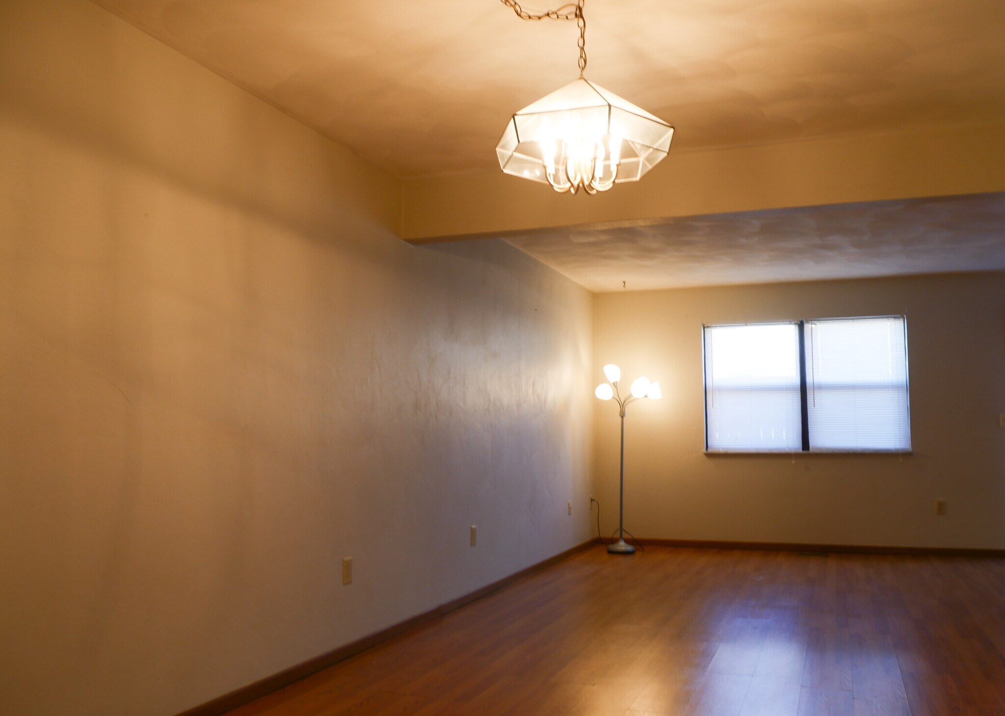 Building Photo - 3858 S Chalet Cir