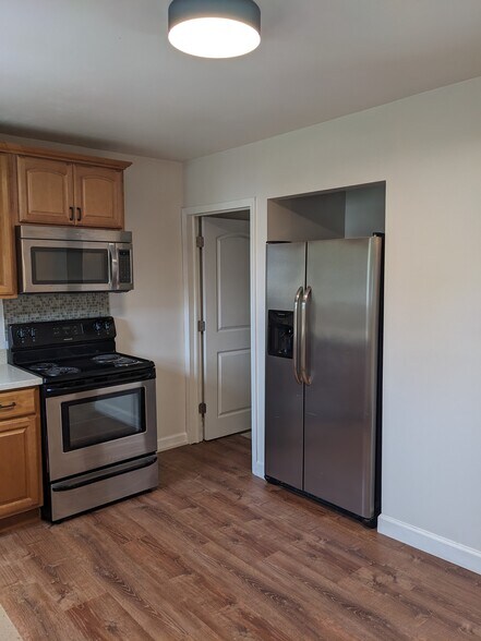 Stove, microwave & refrigerator - 859 Irvin St