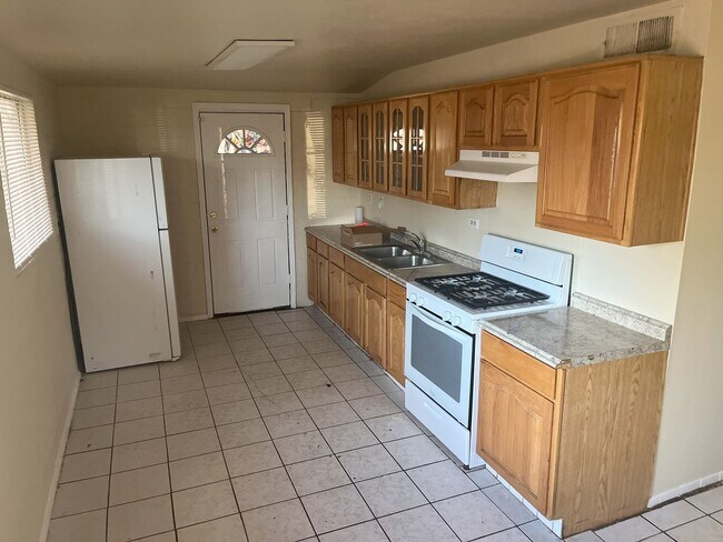 Building Photo - Fantastic 3BR/1BA West Valley Home – Spaci...