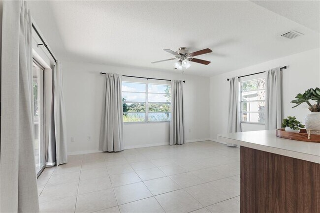 Building Photo - 6520 Meadowbrook Ln