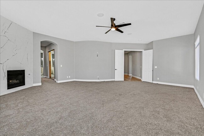 Building Photo - Fully remodeled 5 bed plus Loft / 4.5 bath...