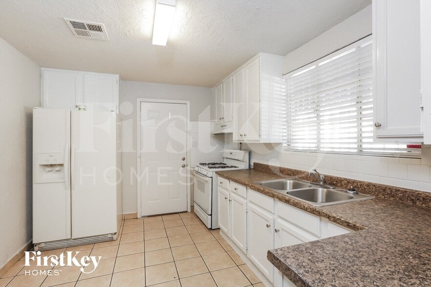 Building Photo - 3021 W Camelback Rd