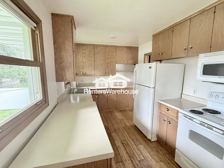 Building Photo - 3813 W 60th St