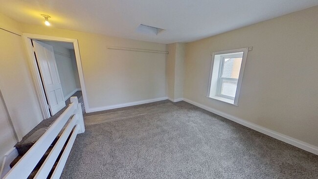 Building Photo - 3 Bedroom Duplex with Finished Loft