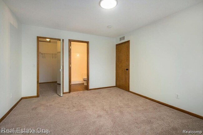 Building Photo - 2658 Stadium View Dr