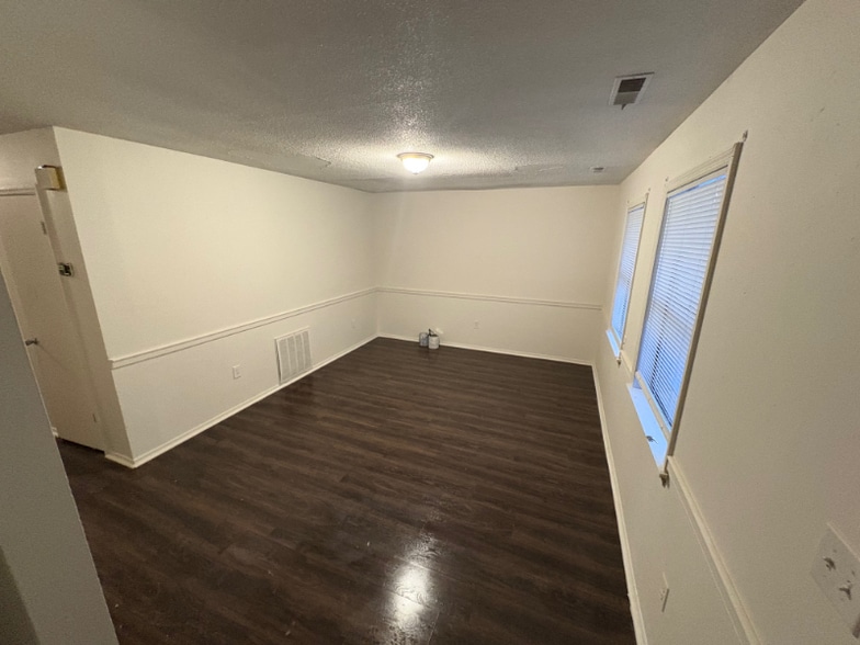 Building Photo - 122 Carriage Pl