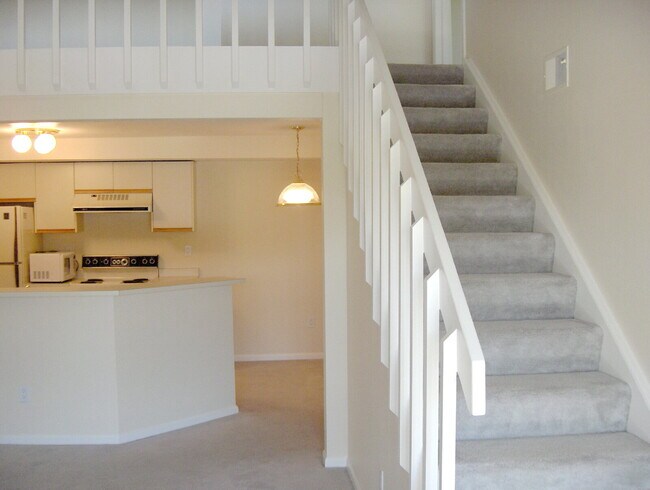 Building Photo - "Charming 2-Bed, 2-Bath Condo Retreat in B...