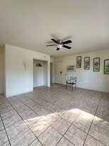 Building Photo - 2411 1/2 N Beachwood Dr