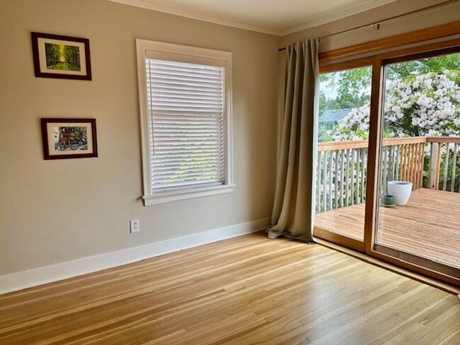 Building Photo - Spacious 4 Bedroom Home Minutes from Green...
