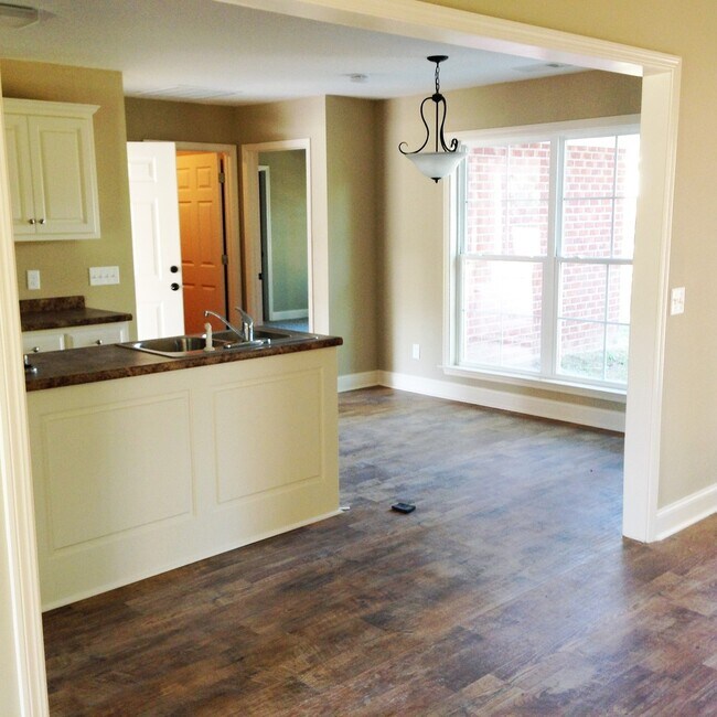 Building Photo - 813 Maple Dr