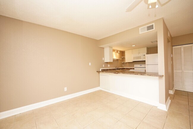 Building Photo - 308 Miracle Strip Pkwy SW