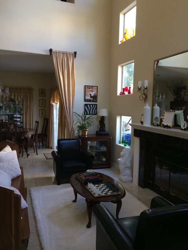 Building Photo - MOVE-IN READY 3BR w/loft, family room + du...