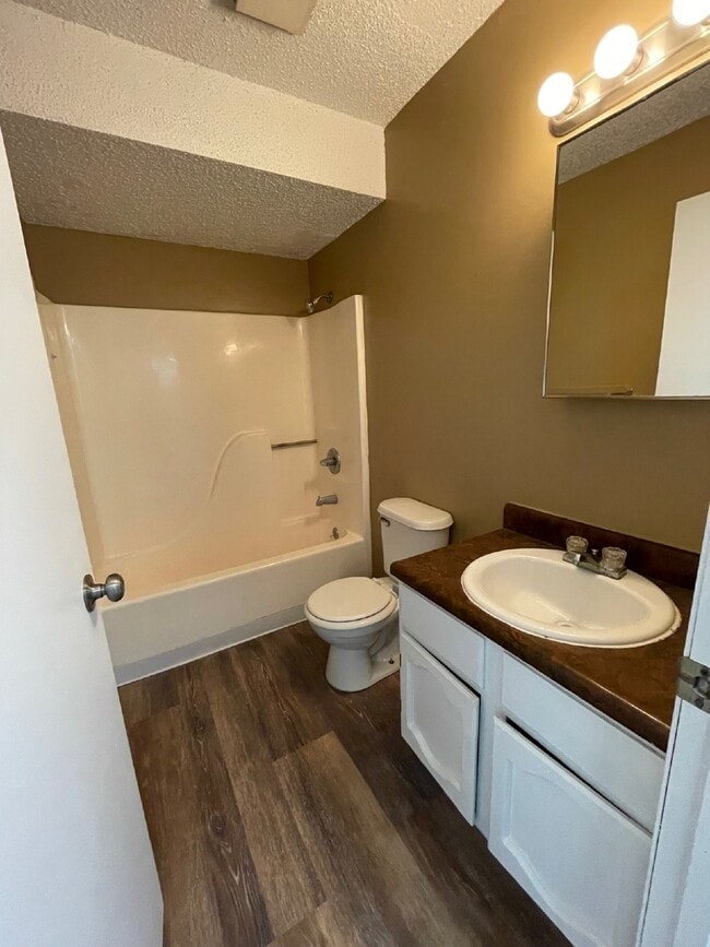 Building Photo - Modern 2 Bedroom, 1 bathroom downstairs ap...