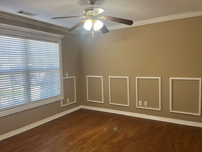 Building Photo - Bentonville 4 bedroom 3 car garage home near trails & Bentonville Square!