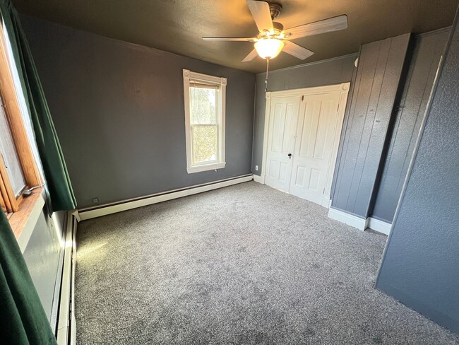 Building Photo - AVAILABLE JUNE - Billings Park Upper Duplex