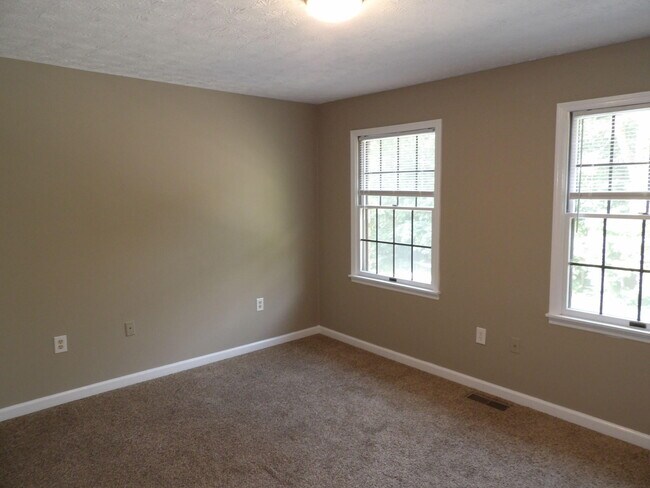 Building Photo - 244 Meadowview Dr