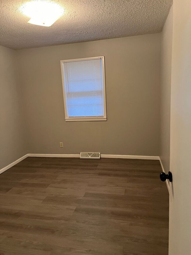 Building Photo - 2 bedrooms, 1 bath duplex