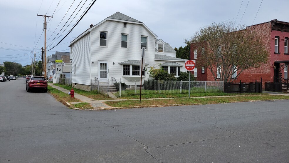 Building Photo - 931 24th St
